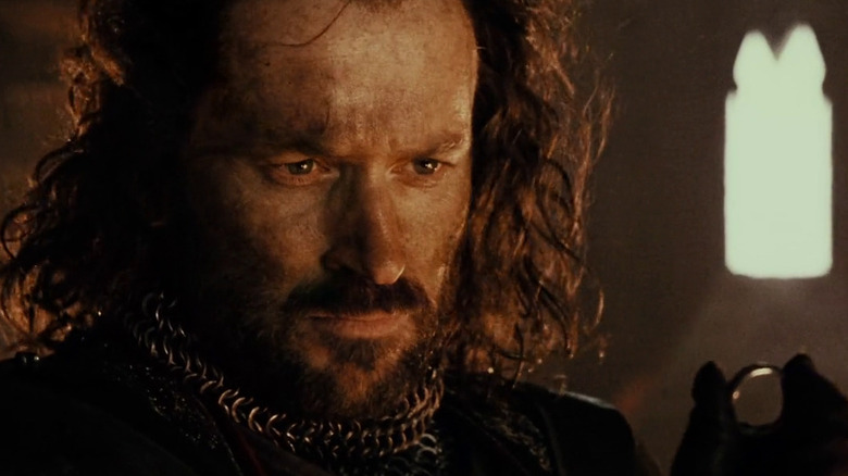 Isildur regarde l'Anneau Unique dans 