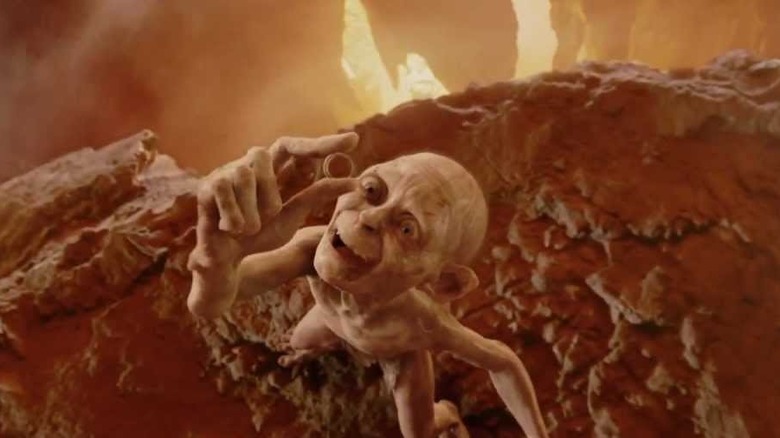 Gollum brandit l'Anneau Unique aux fissures du Destin dans 