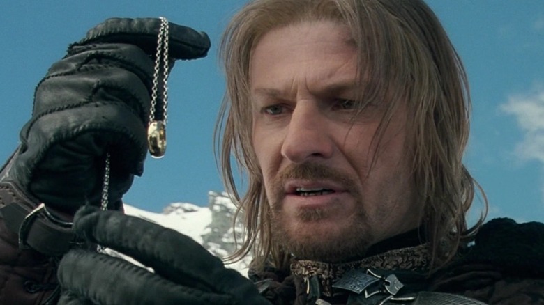 Boromir regarde le One Ring sur sa chaîne dans 