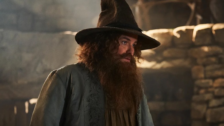 Bombadil dans un chapeau pointu dans sa maison à 