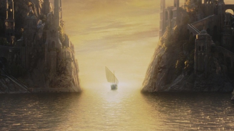 Un navire elfique quitte les Havres Gris au coucher du soleil dans Le Retour du Roi
