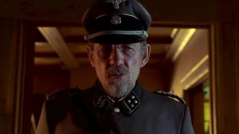 Kurt Dussander en uniforme nazi 