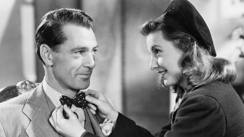 Ann Mitchell s'ajustant "John Doe" nœud papillon dans Meet John Doe (1941)