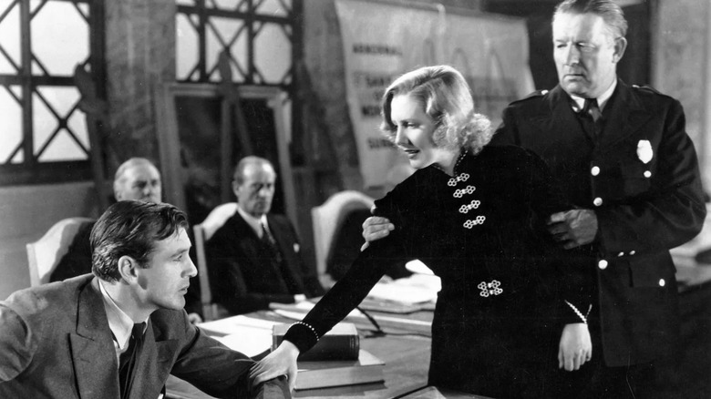 Longfellow Deeds se fait toucher par Babe Bennett dans Mr. Deeds Goes to Town (1936)