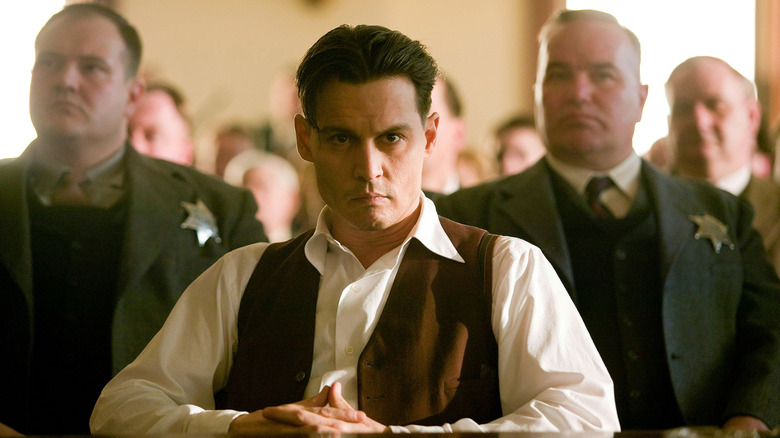 John Dillinger lors d'une audience au tribunal dans Public Enemies (2009)