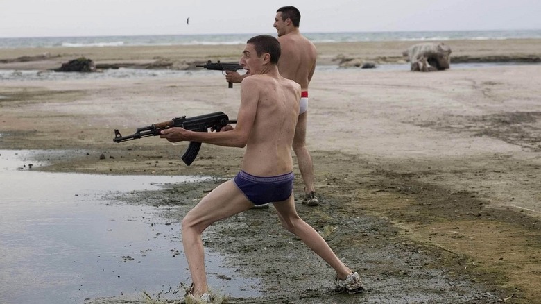 Marco et Ciro tirant avec des armes à feu à Gomorrhe (2008)