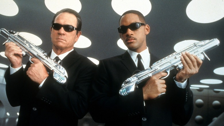 Les agents K et J prêts au combat dans Men in Black II (2002)
