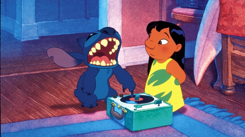 Stitch travaille la magie du tourne-disque dans Lilo & Stitch (2002)