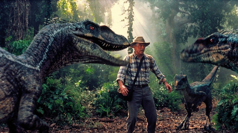 Alan Grant acculé par des rapaces dans Jurassic Park III (2001)