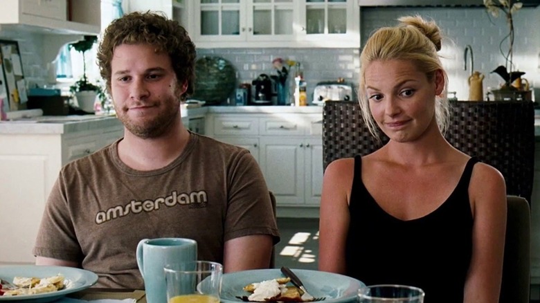 Les deux protagonistes de Knocked Up assis maladroitement au petit-déjeuner (2007)