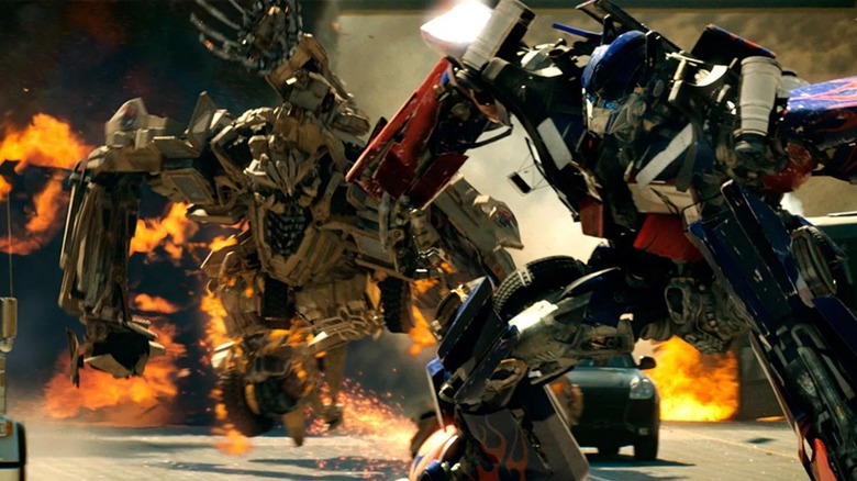 Bonecrusher se jetant sur Optimus Prime dans Transformers (2007)