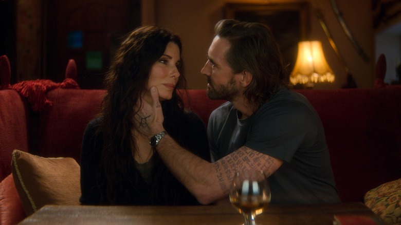 Ian tenant le visage de Sally dans Practical Magic 2 (2026)