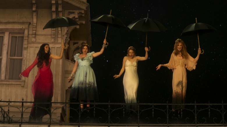 Sally, Antonia, Kylie et Gillian tenant des parapluies sur un toit dans Practical Magic 2 (2026)