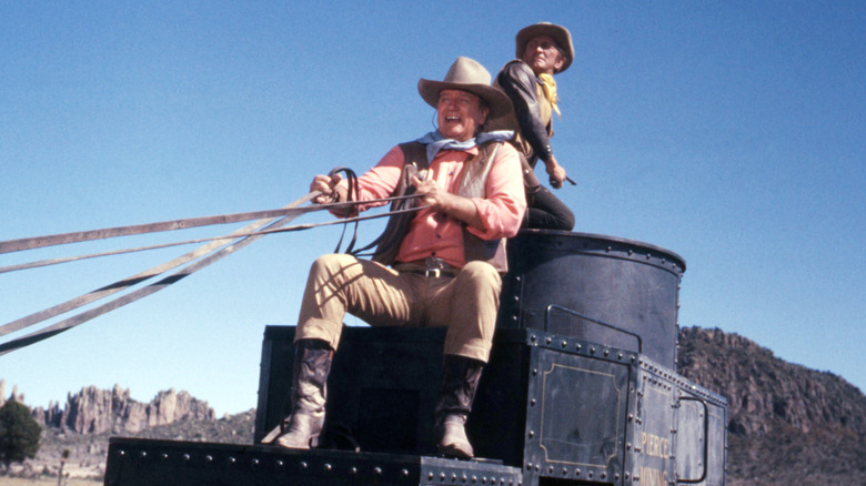 Taw et Lomax chevauchant un wagon blindé dans The War Wagon