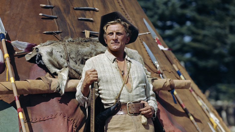 Jim Deakins porte une chemise blanche et un chapeau dans The Big Sky