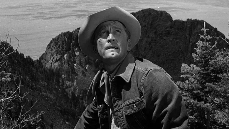 Jack Burns a l'air inquiet tout en portant un chapeau de cowboy dans Lonely Are the Brave