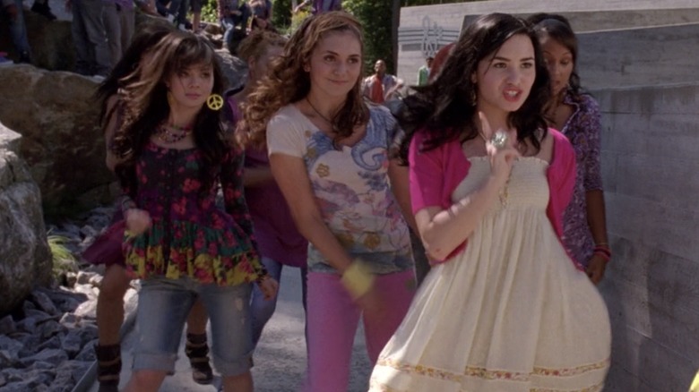 Mitchie, Caitlin et Ella marchent avec un but précis