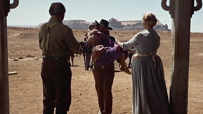 John Wayne porte une jeune fille