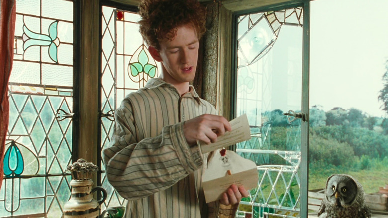 Percy tenant une lettre de Poudlard