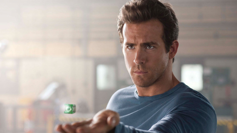 Hal Jordan brandit la bague Green Lantern