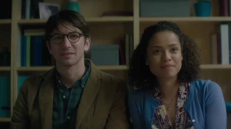 Sam et Allie assis l'un à côté de l'autre dans Irreplaceable You