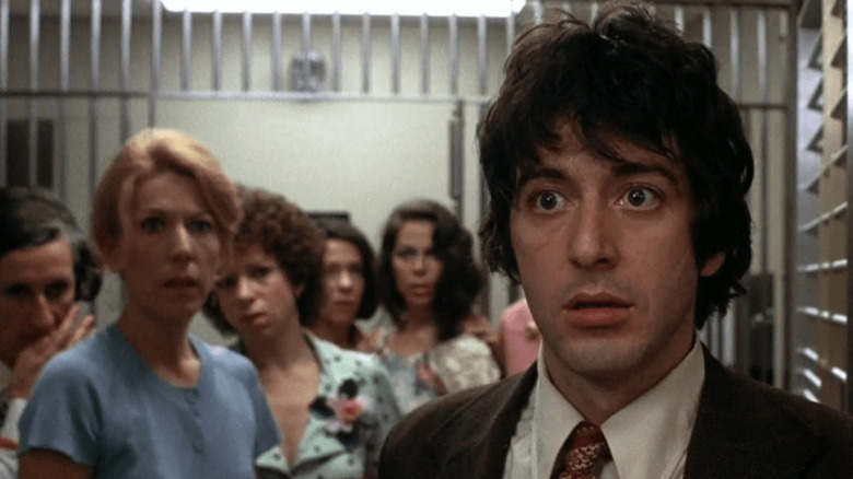 Sonny a l'air inquiet devant les otages dans Dog Day Afternoon