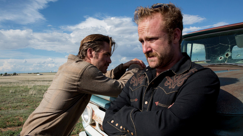 Toby et Tanner appuyés contre leur voiture dans Hell or High Water