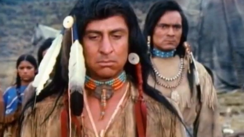Une conversation importante entre membres de la tribu Nez Percé dans I Will Fight No More Forever (1975)