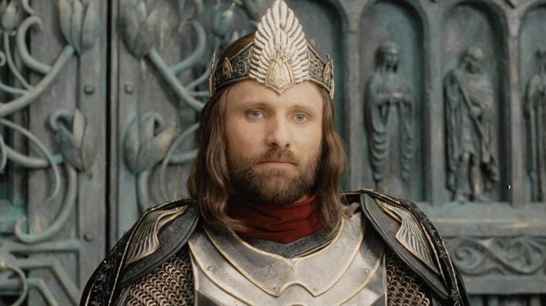 Aragorn couronné assis sur son trône en 