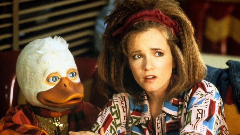 Howard et Beverly écoutant une explication bizarre dans Howard the Duck (1986)