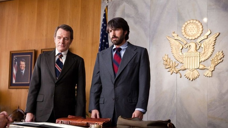 Cyrus et Mendez dans un bureau de la CIA à Argo