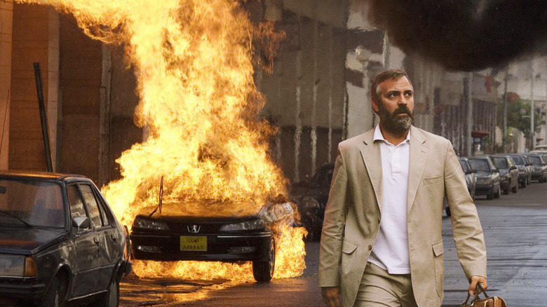Bob marchant devant une voiture qui explose à Syrie