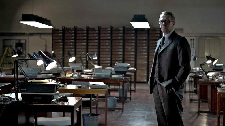 Smiley seul dans un bureau dans Tinker Tailor Soldier Spy