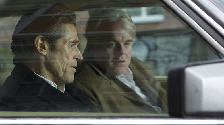 Gunther et Tommy discutent dans une voiture dans A Most Wanted Man