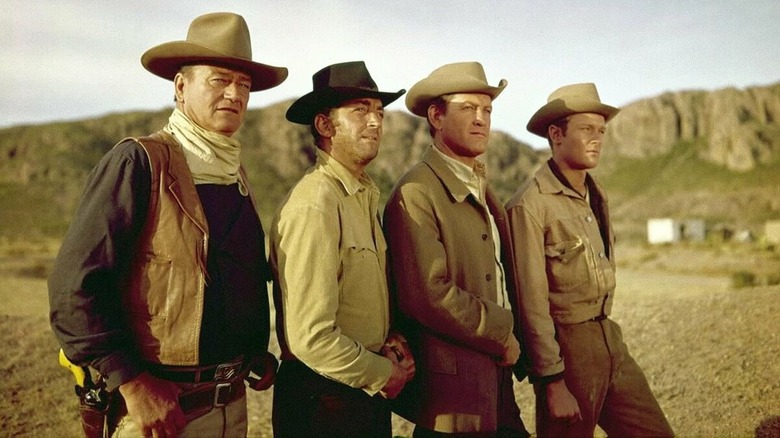 John, Tom, Matt et Bud se tiennent ensemble dans 