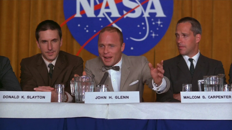 John Glenn et d'autres astronautes de Mercure en conférence de presse dans The Right Stuff (1983)