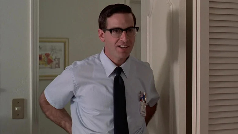 Lewis Skolnick porte une chemise et une cravate dans Revenge of the Nerds