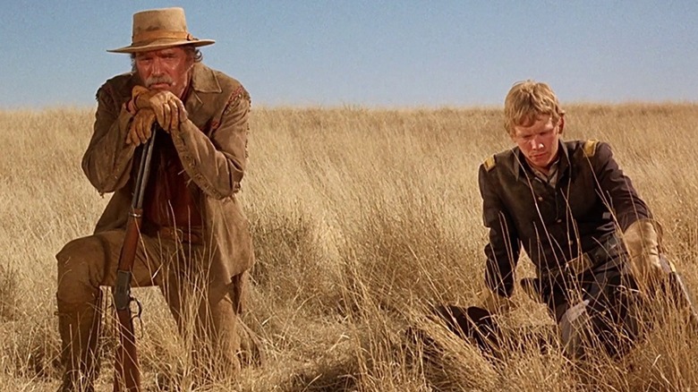 McIntosh et Debuin s'assoient et contemplent dans un champ de blé "Le raid d'Ulzana" (1972)