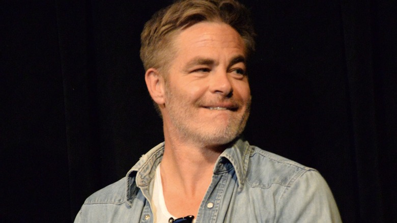 Chris Pine se mordant la lèvre sur scène au 