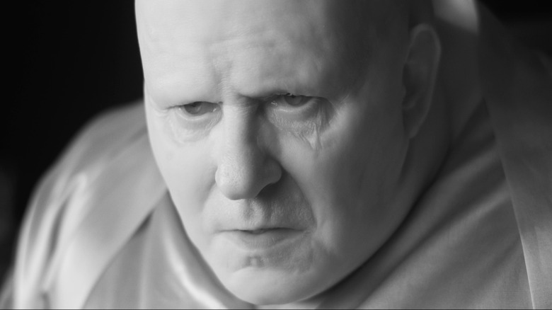 Baron Harkonnen se penchant en avant