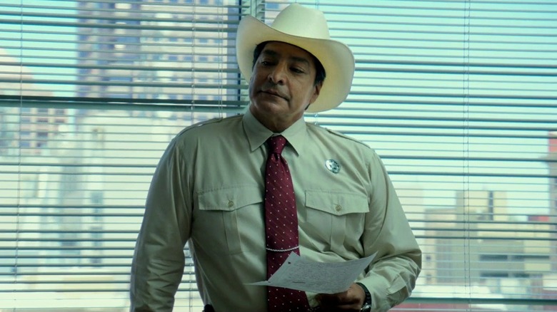 Alberto Parker examinant les faits de l'affaire dans Hell or High Water (2016)
