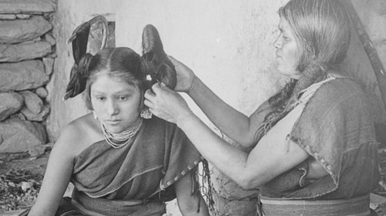 Une femme Hopi se faisant coiffer