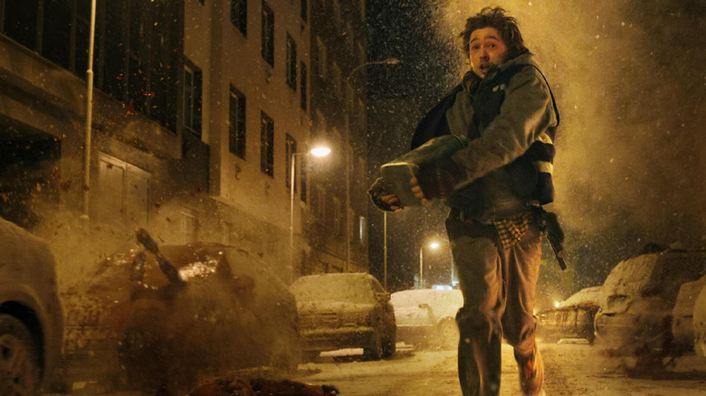 Bryan fuyant les zombies sauteurs dans Resident Evil (2026)