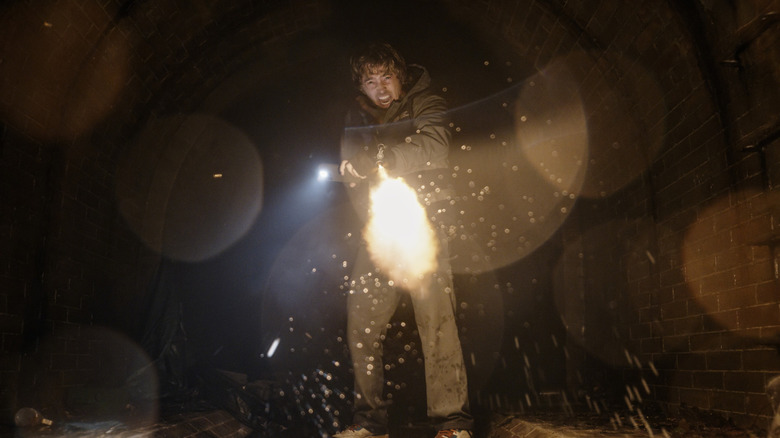 Bryan tirant avec une arme à feu dans Resident Evil (2026)