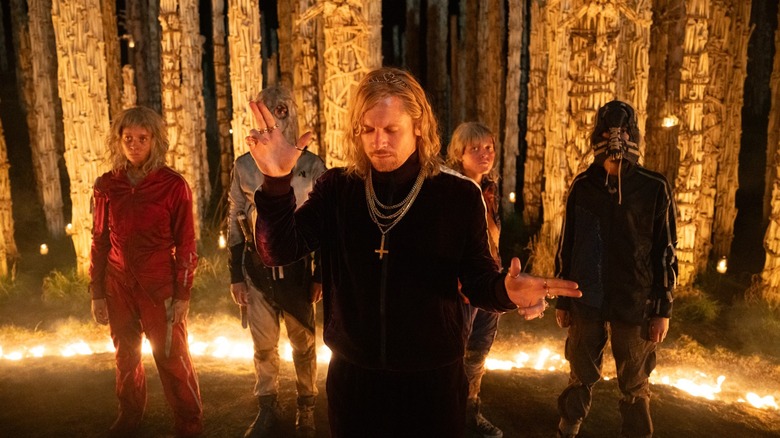 Jimmy Crystal conduisant ses disciples dans un rituel à 