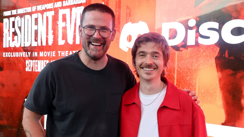 Zach Cregger et Austin Abrams posant lors d'un événement pour les fans du Comic-Con (2026)