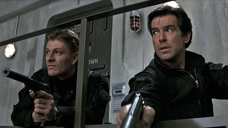 006 et 007 se faufilant dans un sous-marin