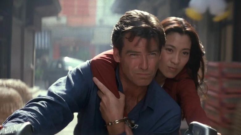 Bond et Wai Lin en moto