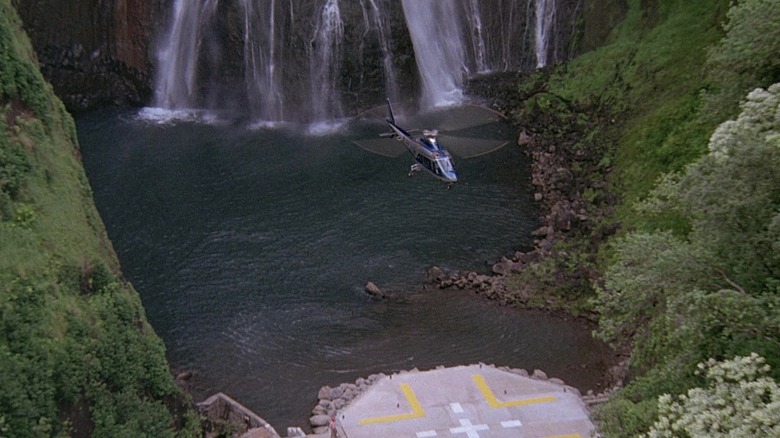 Atterrissage d'un hélicoptère près d'une cascade