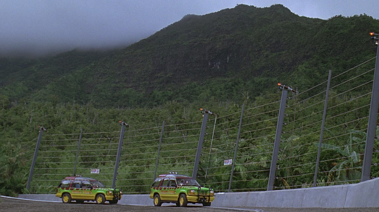 Jeeps passant devant le paddock du T-Rex